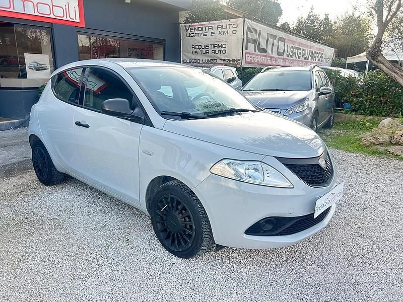 Usata Lancia Ypsilon 69 CV (50 kW) 2018 Grigio Utilitaria
