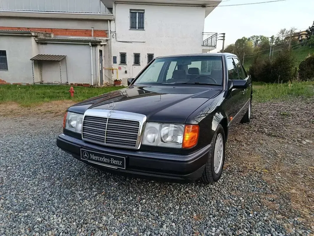 Usata Mercedes 260 160 CV (117 kW) 1989 Nero Berlina