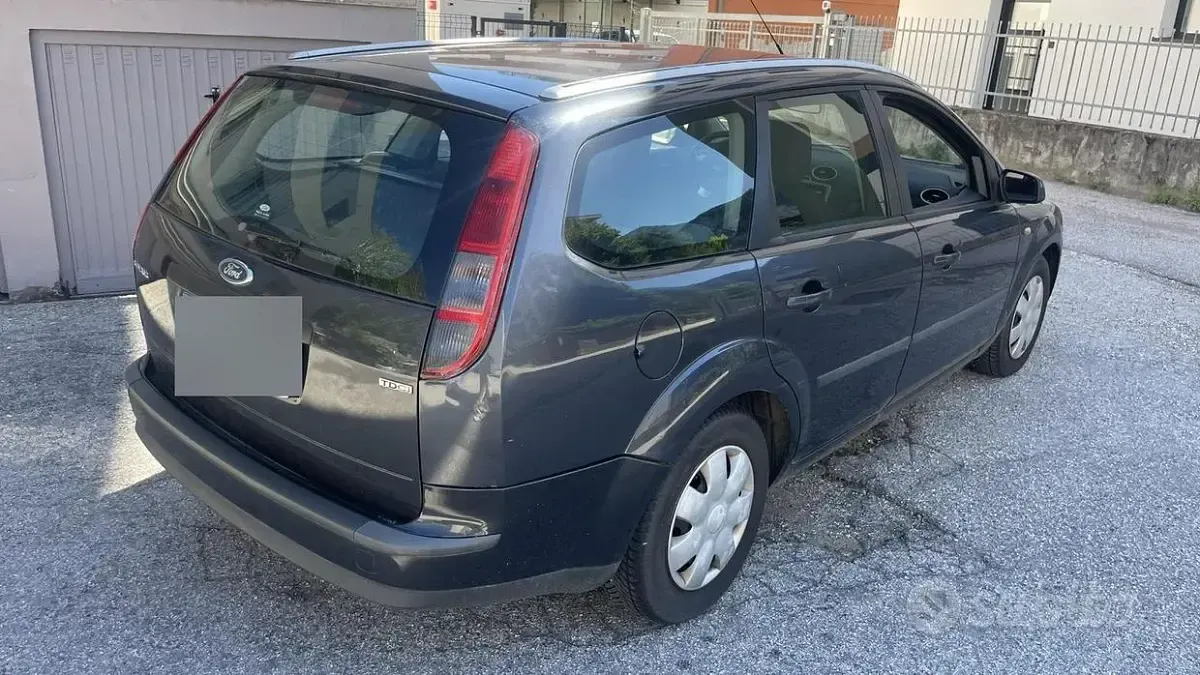 Usata Ford Focus 90 CV (66 kW) 2006 Grigio Station wagon