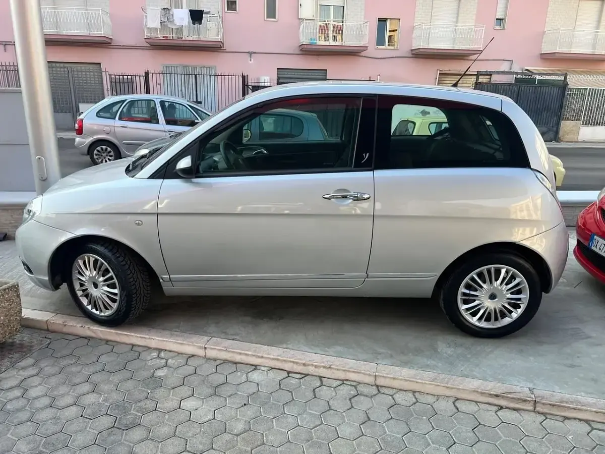 Usata Lancia Ypsilon 60 CV (44 kW) 2008 Argento Utilitaria