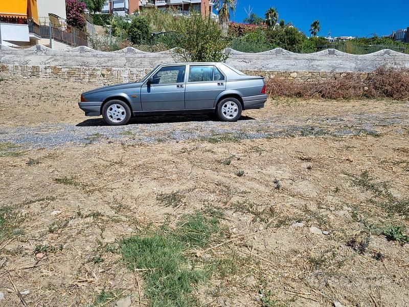 Usata Alfa Romeo 75 120 CV (88 kW) 1989 Grigio Berlina