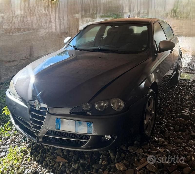 Grigio Usata 2010 Alfa Romeo 147 Progression Due volumi | 2000 € (Buon prezzo) - Immagine 1/4