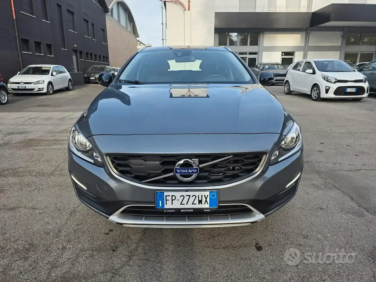 Usata Volvo V60 CC Pro 150 CV (110 kW) 2018 Grigio Station wagon
