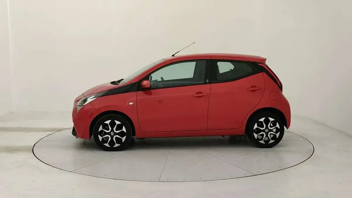 Usata Toyota Aygo 72 CV (52 kW) 2020 Rosso Utilitaria