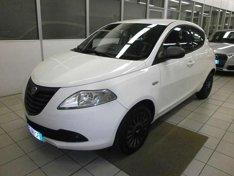 Usata Lancia Ypsilon 69 CV (50 kW) 2015 Bianco Utilitaria