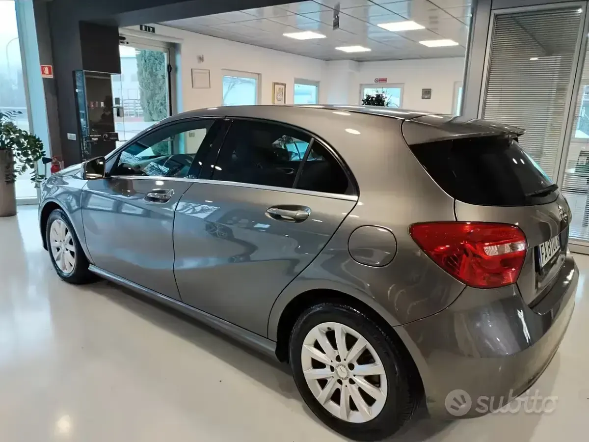 Usata Mercedes A180 109 CV (80 kW) 2015 Grigio Utilitaria