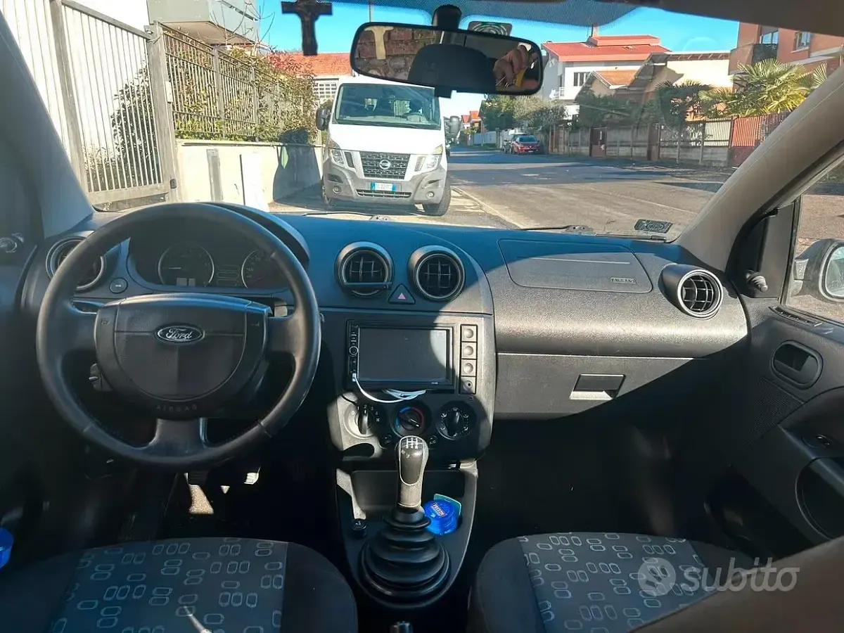 Usata Ford Fiesta 68 CV (50 kW) 2005 Grigio Utilitaria
