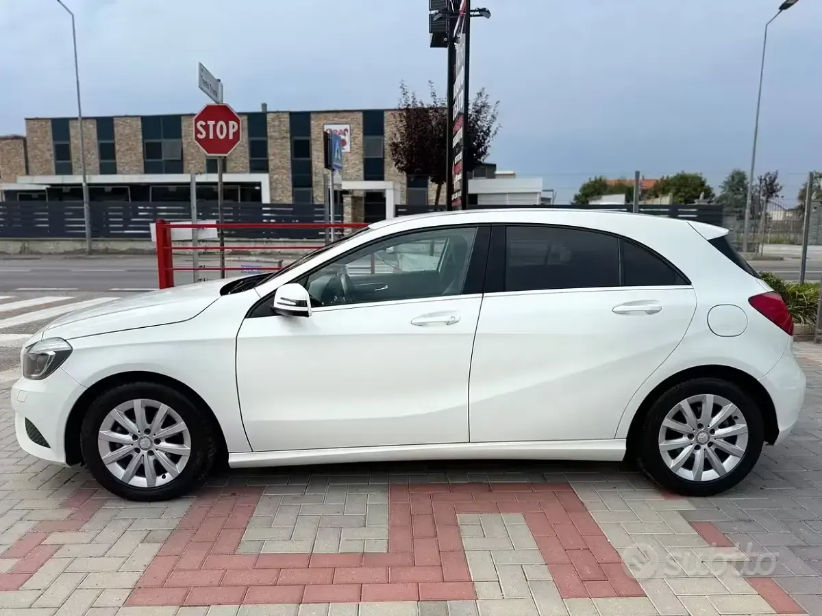 Usata Mercedes A180 109 CV (80 kW) 2015 Bianco Utilitaria