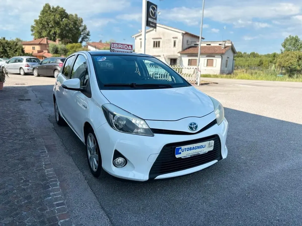 Usata Toyota Yaris Hybrid Style 75 CV (55 kW) 2013 Bianco Berlina