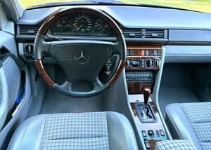 Usata Mercedes E500 320 CV (235 kW) 1993 Blu Berlina