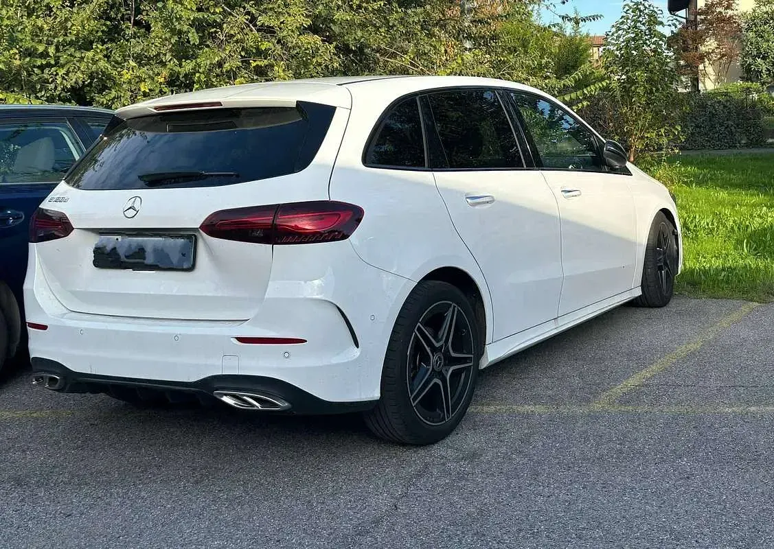 Usata Mercedes B180 AMG Line Premium 116 CV (85 kW) 2023 Bianco Utilitaria