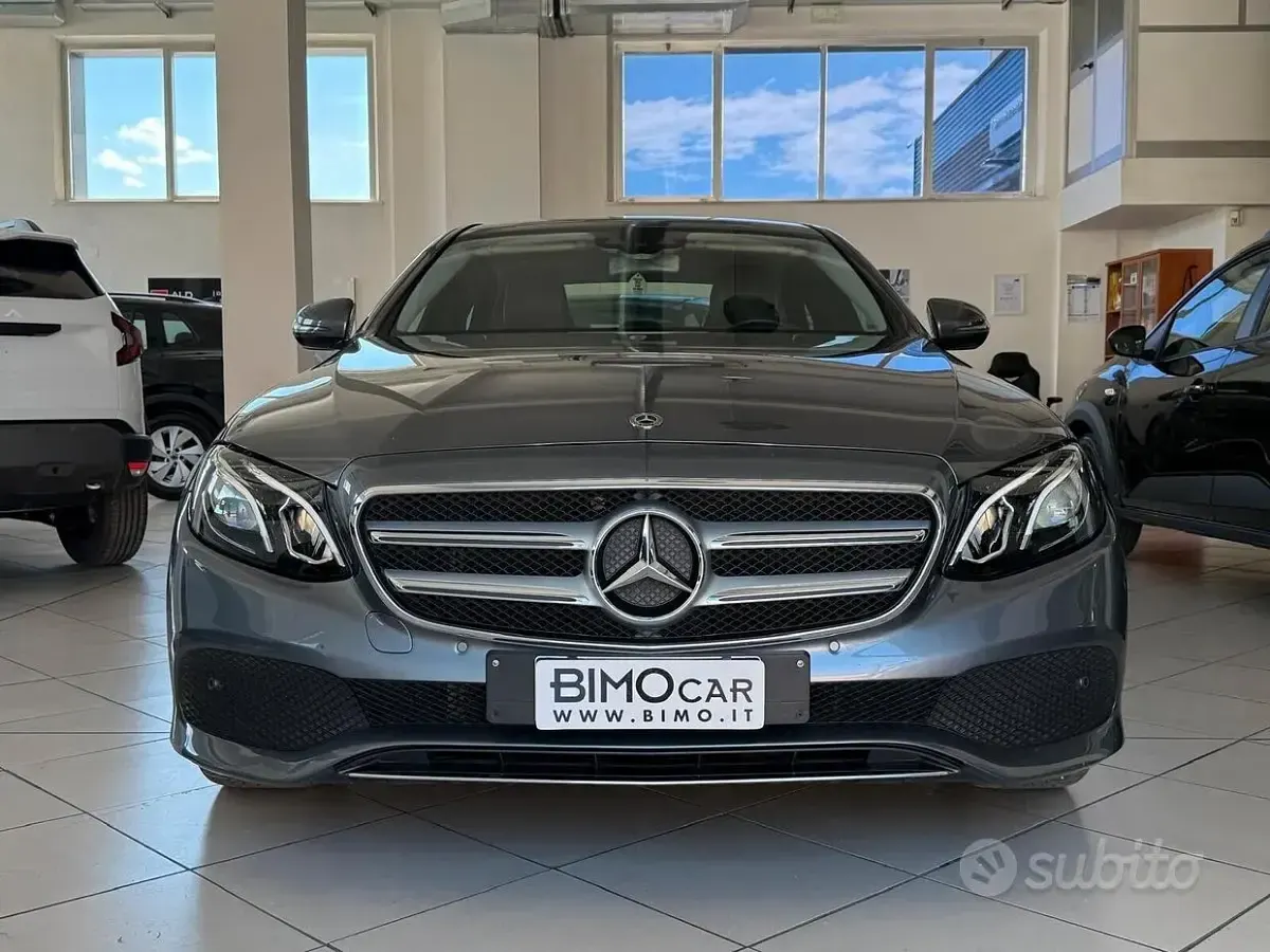 Usata Mercedes E350 Premium 258 CV (189 kW) 2018 Grigio montagna Berlina