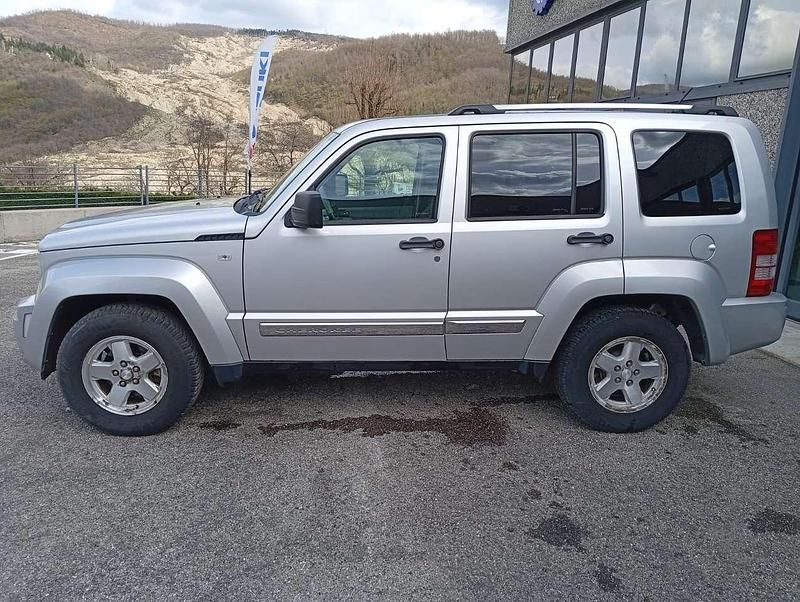 Usata Jeep Cherokee Sport 177 CV (130 kW) 2009 Argento SUV