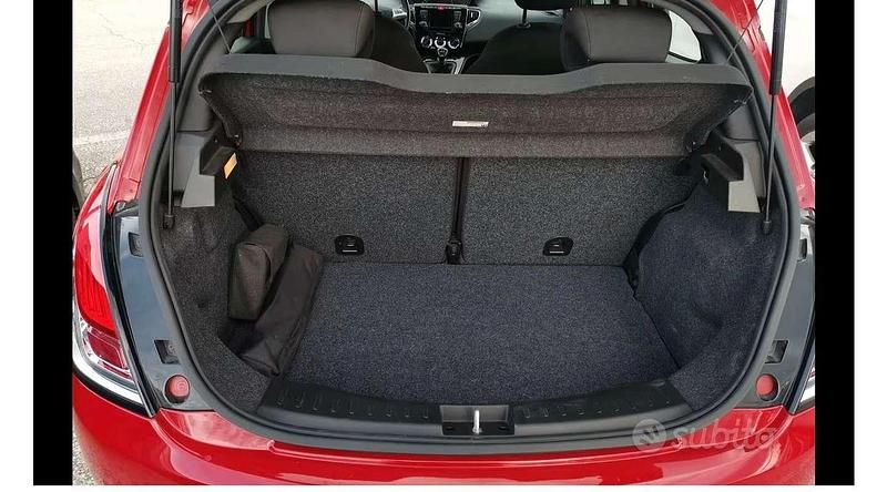 Usata Lancia Ypsilon 85 CV (62 kW) 2016 Rosso Utilitaria