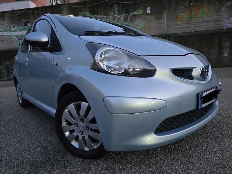Grigio Usata 2008 Toyota Aygo Sol Due volumi | 2800 € (Buon prezzo) - Immagine 1/4
