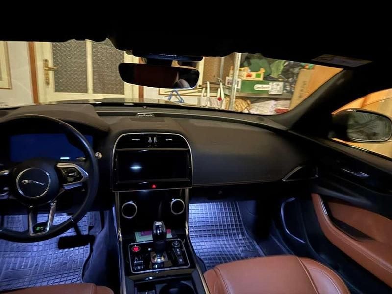 Usata Jaguar XE R-Dynamic 179 CV (131 kW) 2020 Nero Berlina