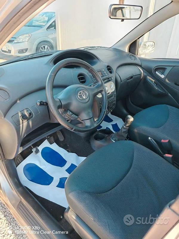 Usata Toyota Yaris 68 CV (50 kW) 2003 Grigio Berlina