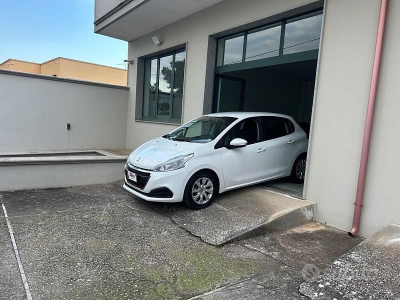 Usata Peugeot 208 Active 68 CV (50 kW) 2015 Bianco Utilitaria