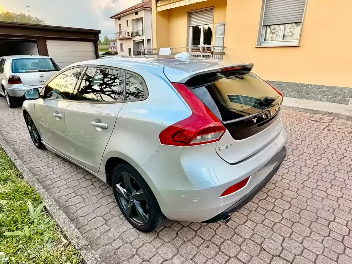 Second-hand Volvo V40 150 CP (110 kW) 2015 Gri Berlinǎ