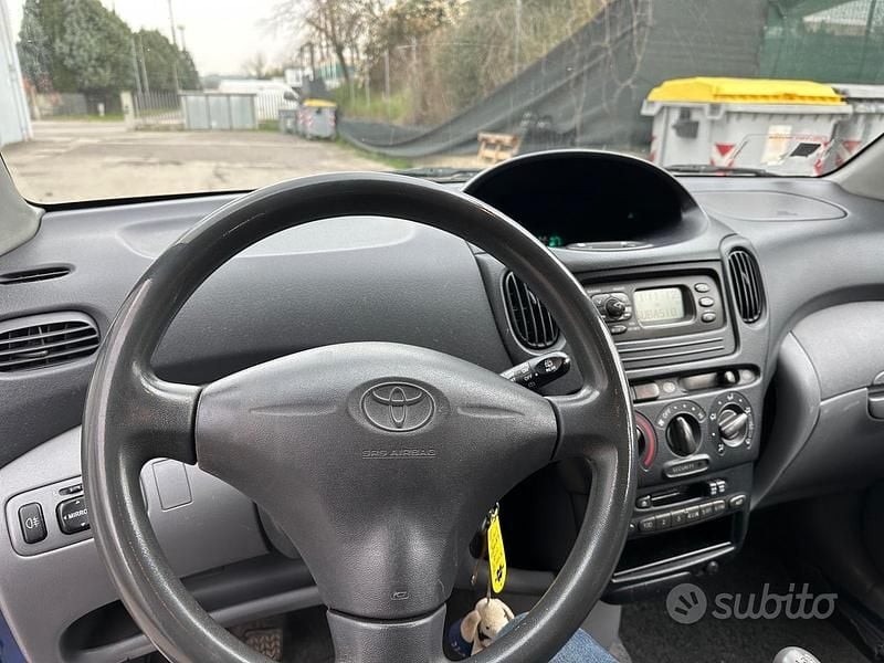 Usata Toyota Yaris Verso Sol 85 CV (62 kW) 2002 Blu Monovolume