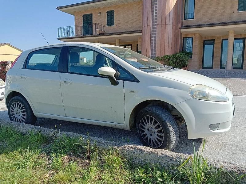 Usata Fiat Grande Punto 77 CV (56 kW) 2009 Bianco Utilitaria
