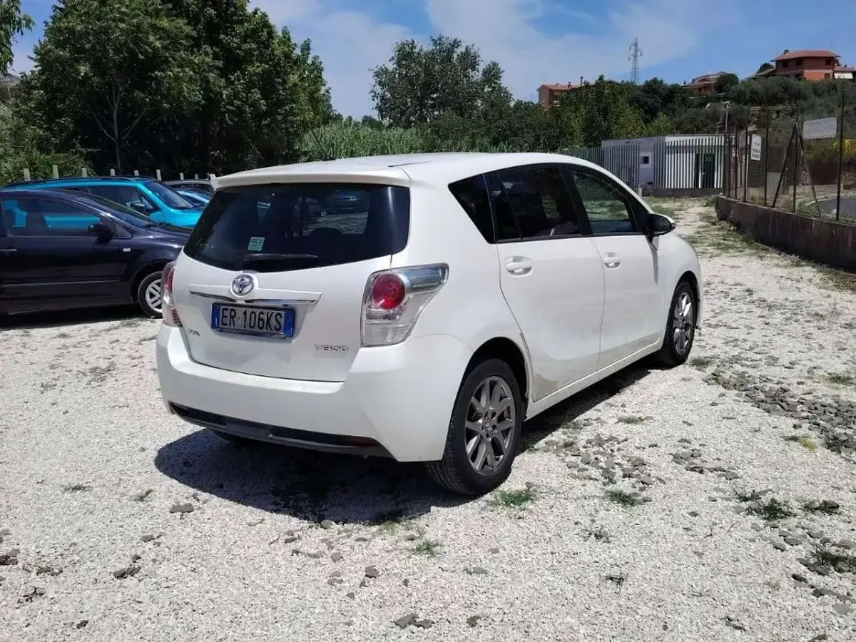Usata Toyota Verso 124 CV (91 kW) 2013 Bianco Monovolume