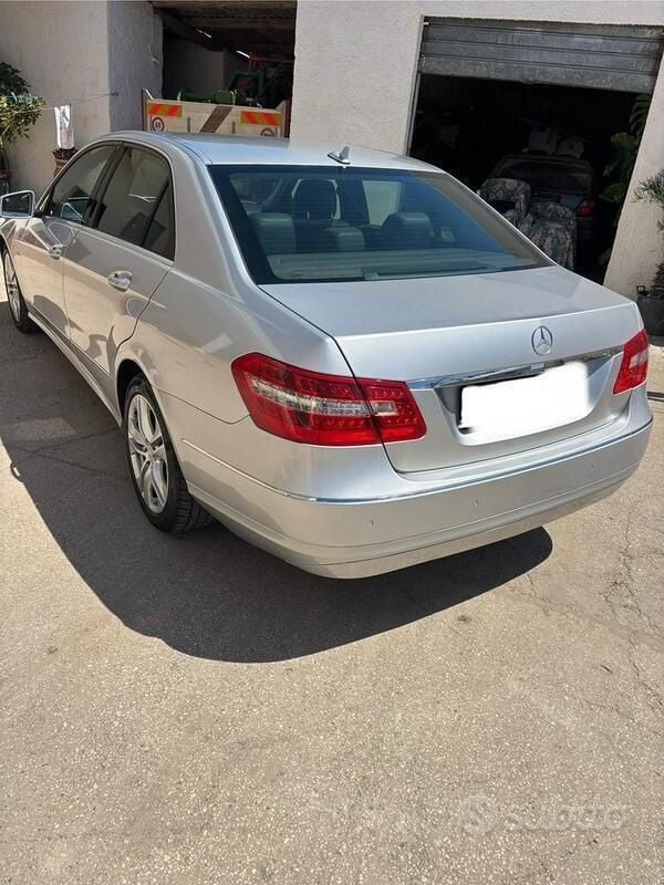 Usata Mercedes E220 170 CV (125 kW) 2009 Grigio Berlina