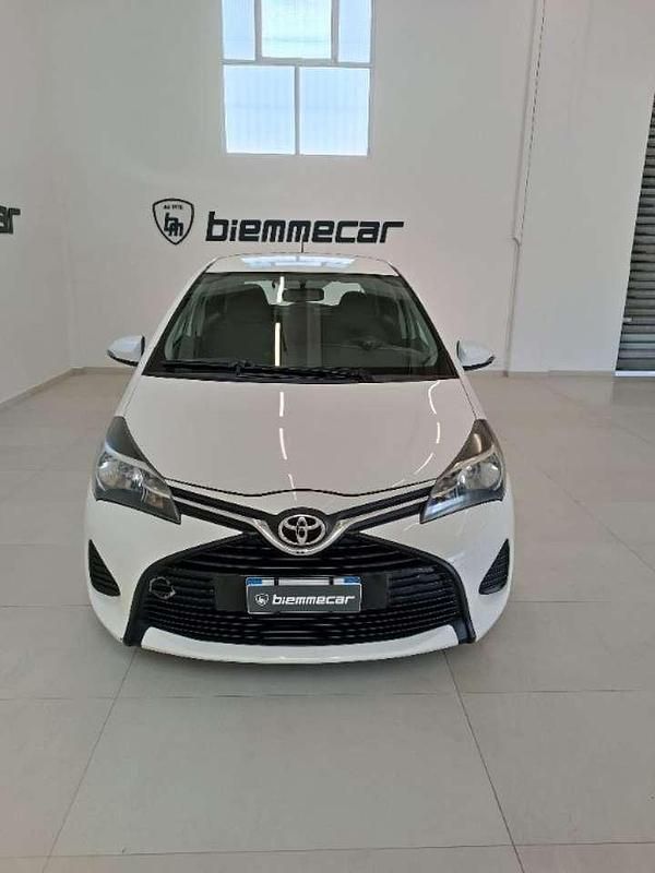 Usata Toyota Yaris Lounge 69 CV (50 kW) 2016 Bianco Berlina