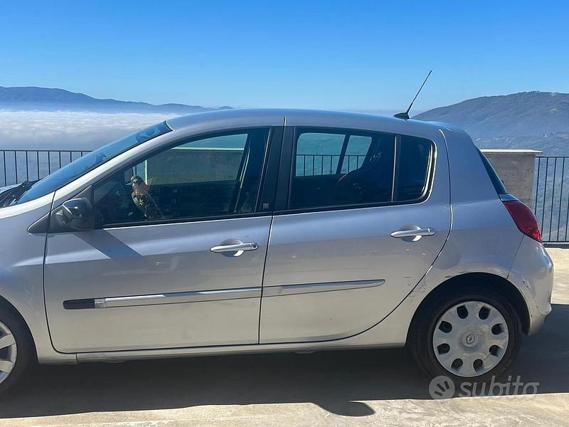 Usata Renault Clio II 65 CV (47 kW) 2010 Grigio Berlina