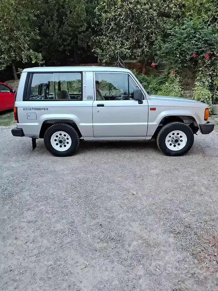 Usata Isuzu Trooper 72 CV (52 kW) 1987 Grigio SUV