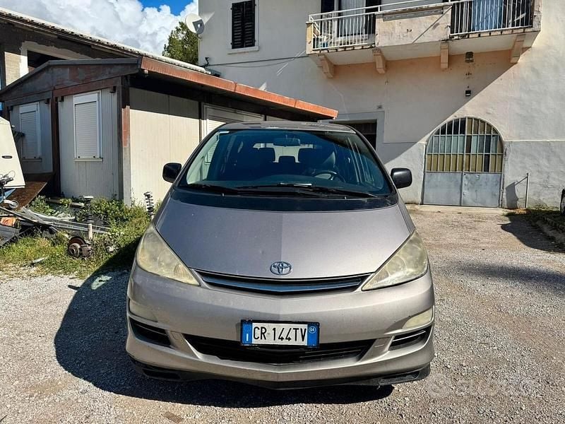 Usata Toyota Previa 115 CV (84 kW) 2004 Marrone Monovolume