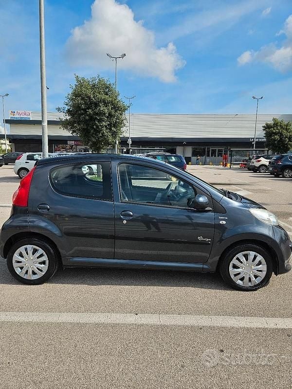 Usata Peugeot 107 68 CV (50 kW) 2007 Grigio Utilitaria