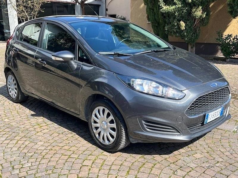 Usata Ford Fiesta 75 CV (55 kW) 2017 Grigio Berlina