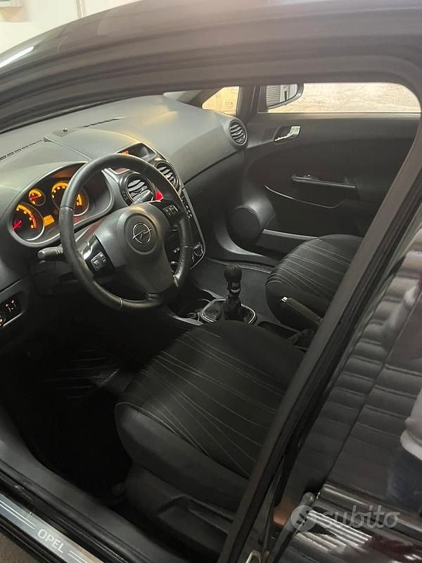 Usata Opel Corsa 85 CV (62 kW) 2010 Nero Utilitaria