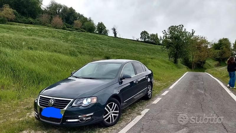 Usata VW Passat 105 CV (77 kW) 2008 Blu Berlina