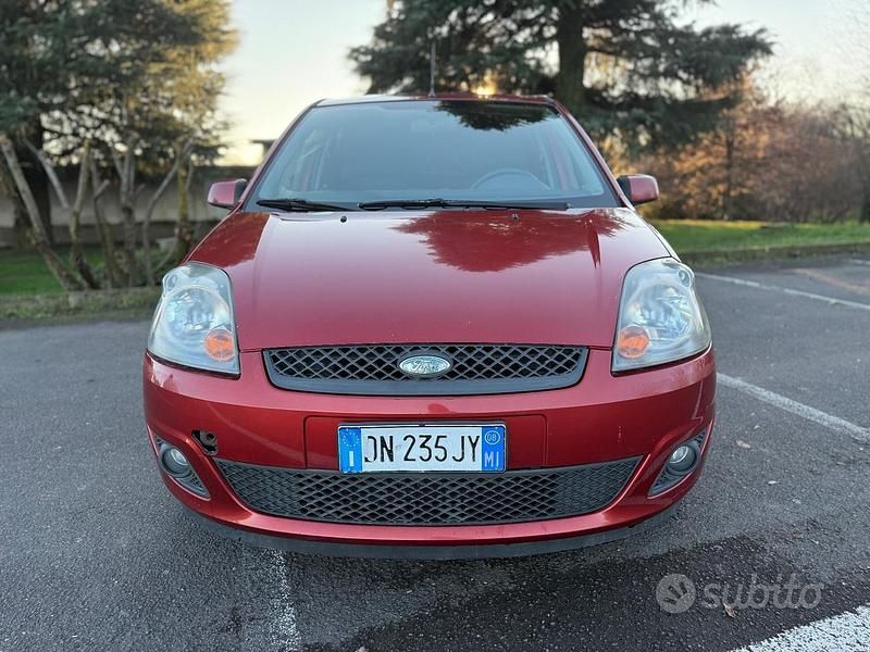 Usata Ford Fiesta Ghia 67 CV (49 kW) 2008 Arancione Utilitaria