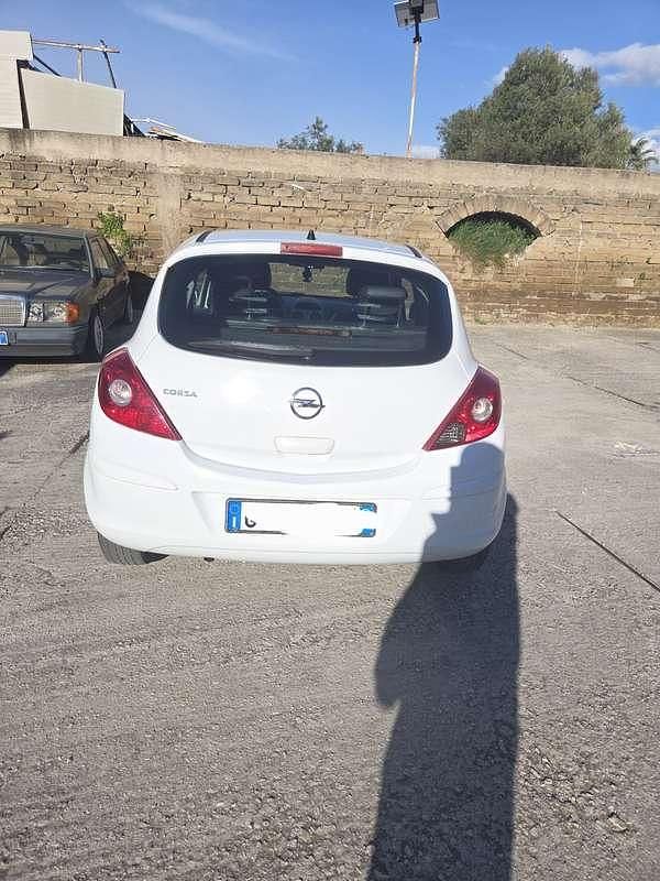 Usata Opel Corsa Edition 65 CV (47 kW) 2013 Bianco Utilitaria