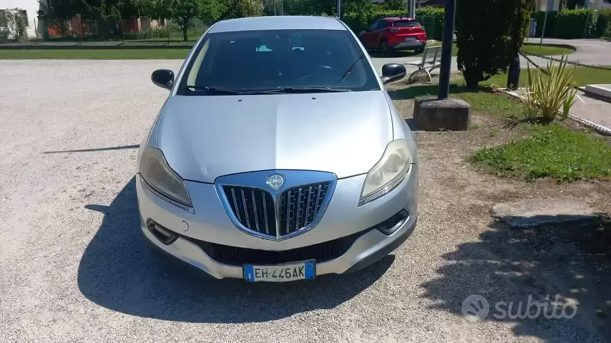 Usata Lancia Delta 120 CV (88 kW) 2011 Utilitaria
