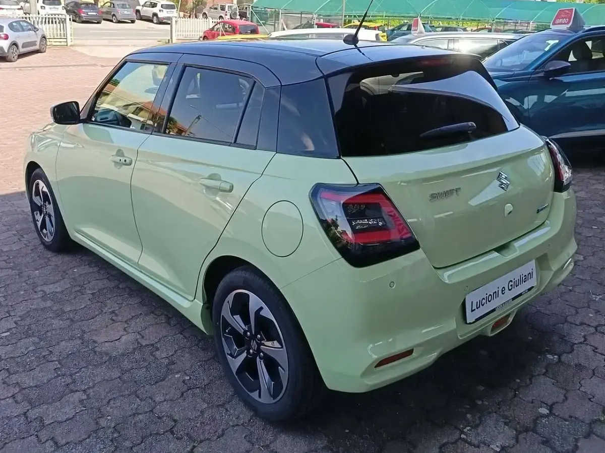 Usata Suzuki Swift 83 CV (61 kW) 2024 Verde hawaii  tetto grigio Utilitaria