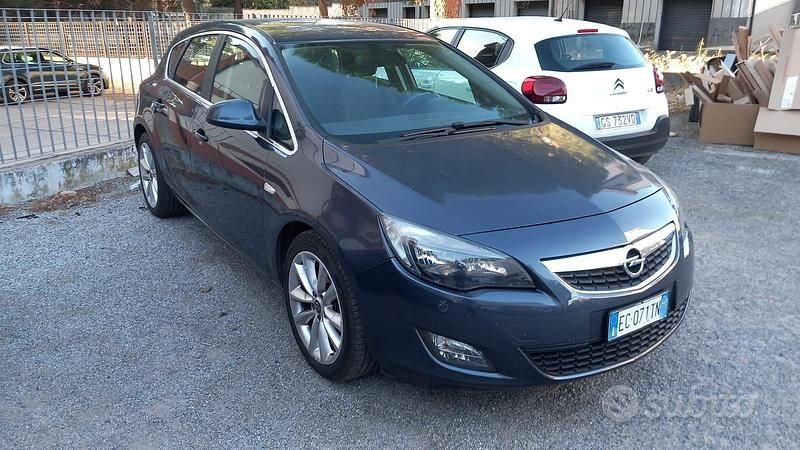 Grigio Usata 2010 Opel Astra Tre volumi | 4999 € (Buon prezzo) - Immagine 1/4