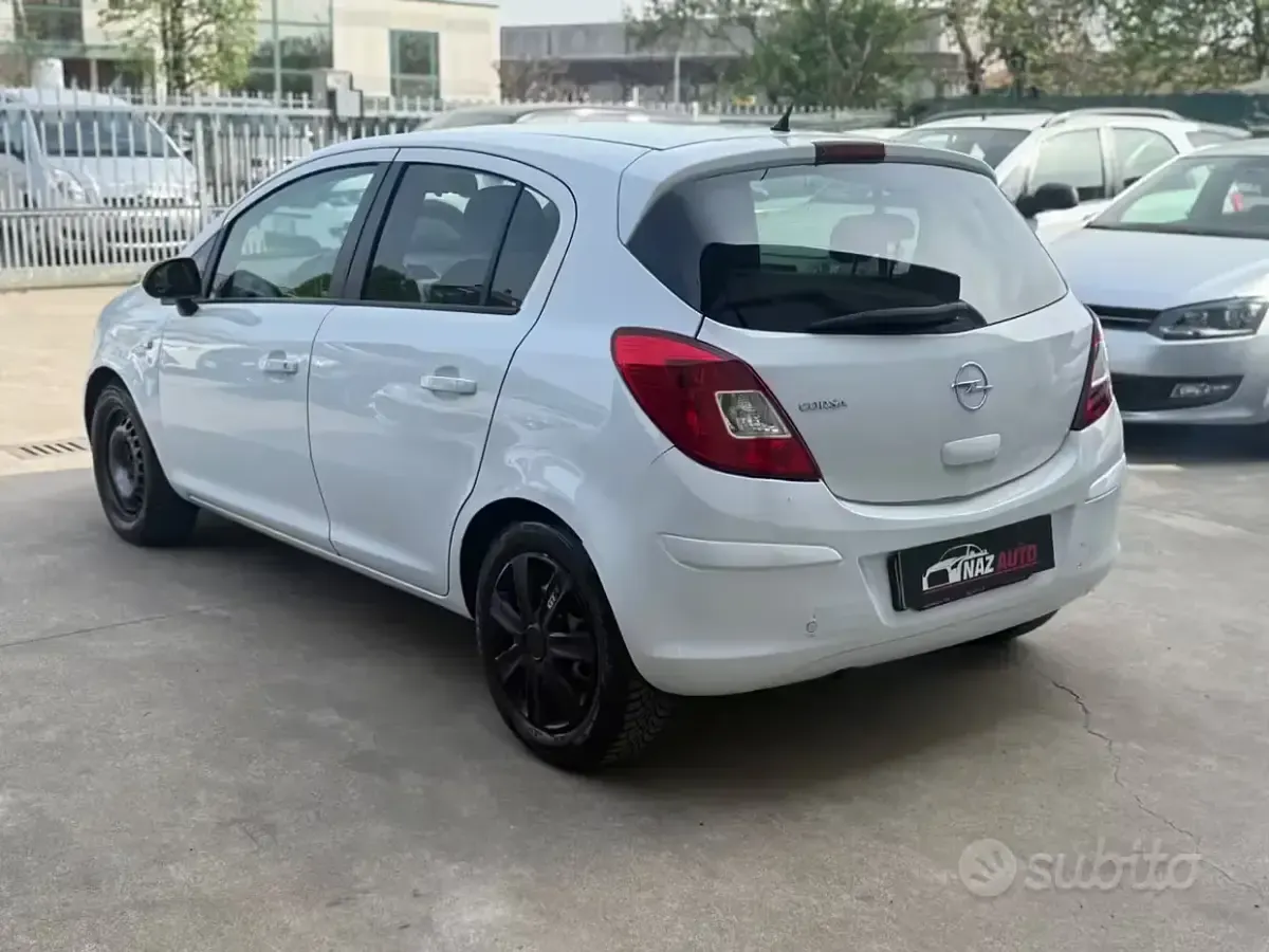 Używany Opel Corsa Cosmo 86 KM (63 kW) 2011 Biały Hatchback