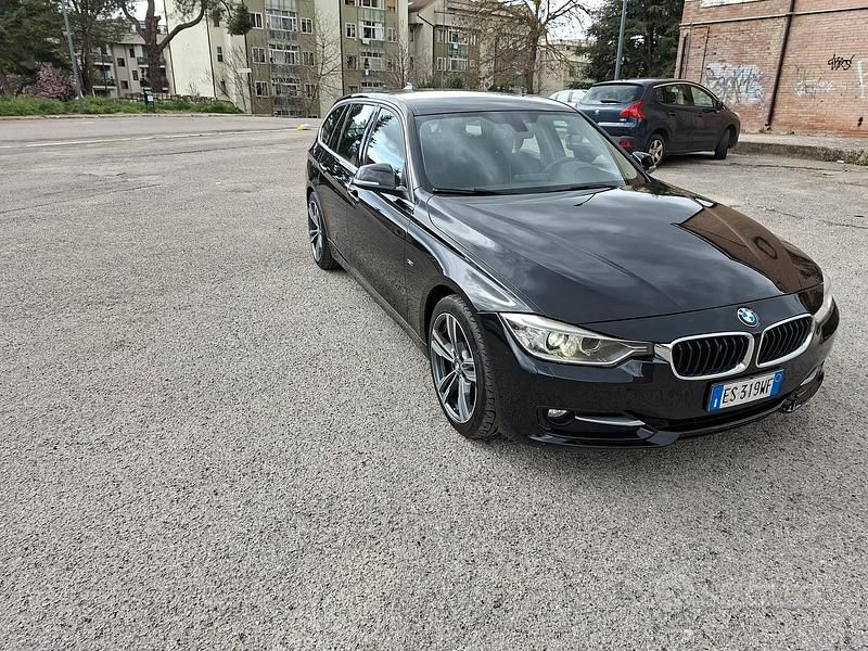 Usata BMW 318 Sport Line 116 CV (85 kW) 2013 Nero Station wagon