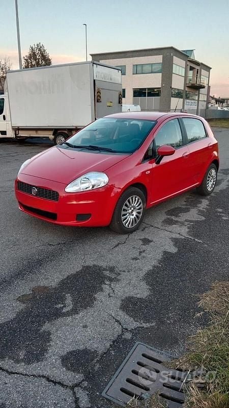 Rosso Usata 2007 Fiat Grande Punto Dynamic Due volumi | 3990 € (Buon prezzo) - Immagine 1/4