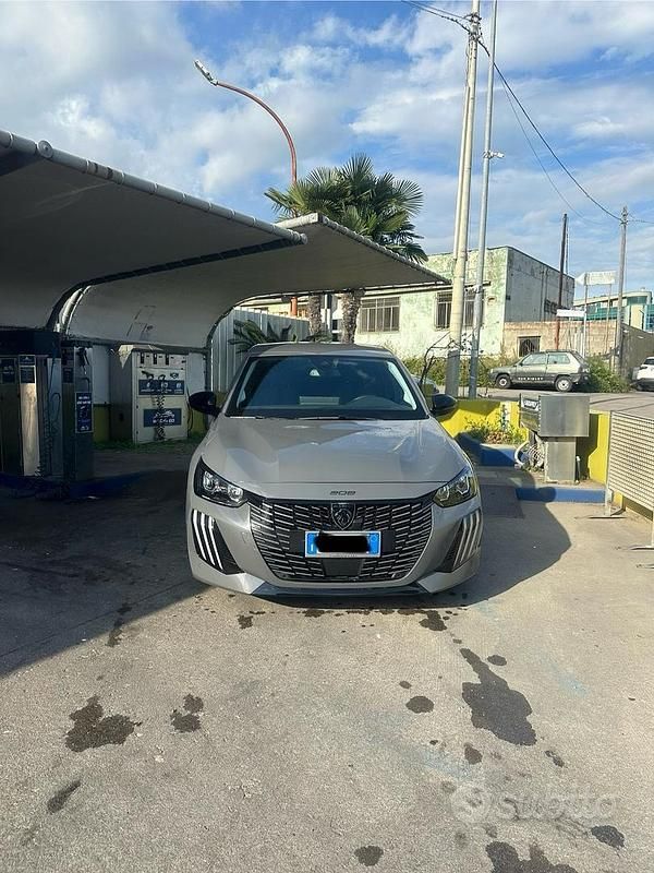 Usata Peugeot 208 Allure 101 CV (74 kW) 2024 Grigio Utilitaria