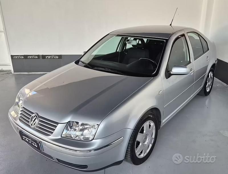 Usado VW Bora Highline 105 CV (77 kW) 2000 Gris Berlina