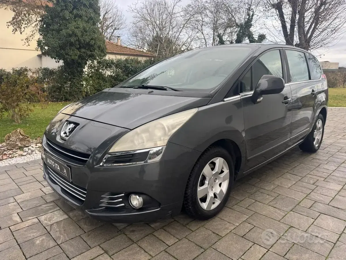 Usado Peugeot 5008 Business-Line 150 CV (110 kW) 2011 Gris Monovolumen