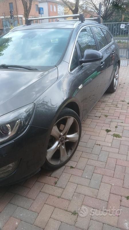 Usata Opel Astra 160 CV (117 kW) 2010 Grigio Station wagon