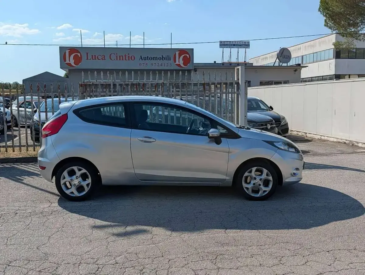 Usata Ford Fiesta Titanium 71 CV (52 kW) 2012 Argento Berlina