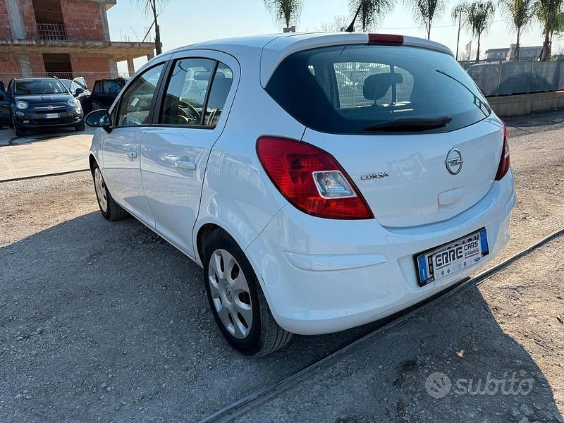 Usata Opel Corsa 85 CV (62 kW) 2012 Bianco Berlina