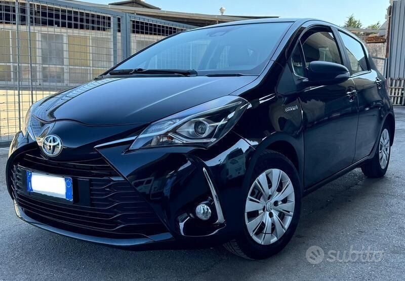 Usata Toyota Yaris Hybrid Lounge 92 CV (67 kW) 2020 Nero Berlina